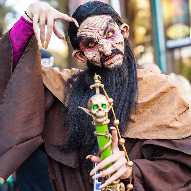 22летний художник по спецэффектам мастерски перевоплощается в диснеевский злодеев