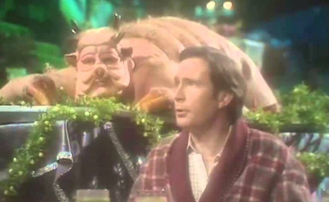 Амеглианская корова Вселенная Вселенная автостопаАвтор Дуглас Адамс События одной из книг саги знаменитого Дугласа Адамса разворачиваются вокруг Ресторана на краю Вселенной Здесь можно попробовать целый ряд максимально странных продуктов но главным блюдом всегда выступает Амеглианская корова стремящаяся накормить посетителей собственным телом Приняв заказ это существо радостно сообщало Пойду застрелюсь и через несколько минут клиент получал готовый прекрасно приготовленный бифштекс