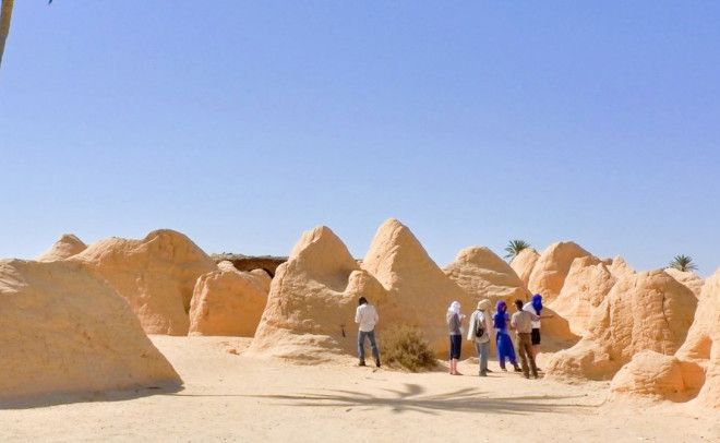 Кебили Тунис Считается что Кебили был основан почти 200 тысяч лет назад Когдато именно сюда прибывали караваны в поисках прохладной воды и отдыха теперь же температура в Кебели частенько переваливает за 56 градусов