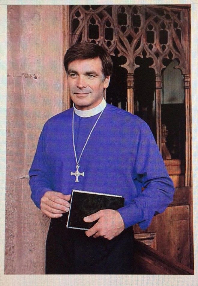 Оказывается существует каталог моды для священников и вот как это выглядит