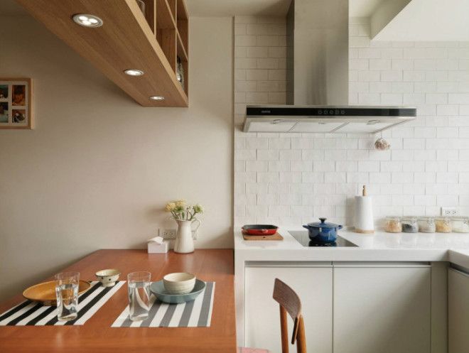 Обеденный стол отделяет кухню от гостиной