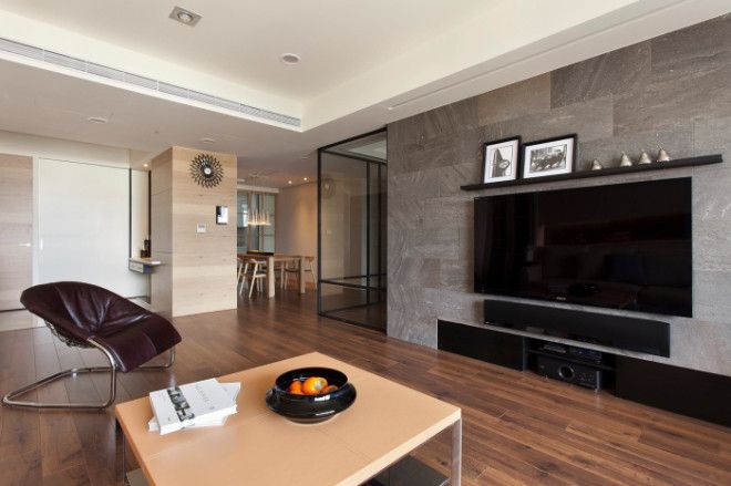Необычная стенка из декоративного камня в зоне для просмотра телевизора 