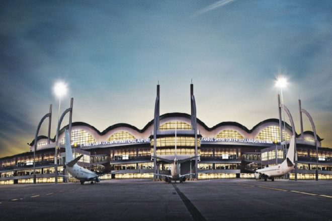 Стамбул Турция Сценарий апокалипсиса сильнейшее землетрясение По одному из сценариев апокалипсиса мир разрушит мощное великое землетрясение При таком раскладе шансы&nbsp;спастись минимальны но они все же есть Временным убежищем может стать Международный аэропорт имени Сабихи Гёкчен в Стамбуле Его новый терминал является самым большим в мире сейсмоустойчивым зданием Сооружение может выдержать землетрясение силой восемь баллов да еще и полностью функционировать после него