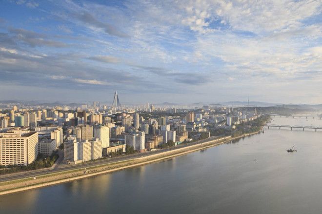 Северная Корея Сценарий апокалипсиса нашествие зомби Самое закрытое государство мира уже давно живет за железным занавесом Внутри страны возведен тотальный забор а вокруг многих строений вполне реальные ограждения Бетонными стенами окружается буквально все вокруг повсеместно закрыты старые одноэтажки расположенные по ходу экскурсионной дороги двойной забор размещен на побережье и если что по нему и электричество пустить могут Так что разгуливать где вздумается как в The Walking Dead здесь не получится зато легко можно найти себе убежище зарезервировав себе номер в отеле каждый из которых конечно же окружен забором с электрической проволокой