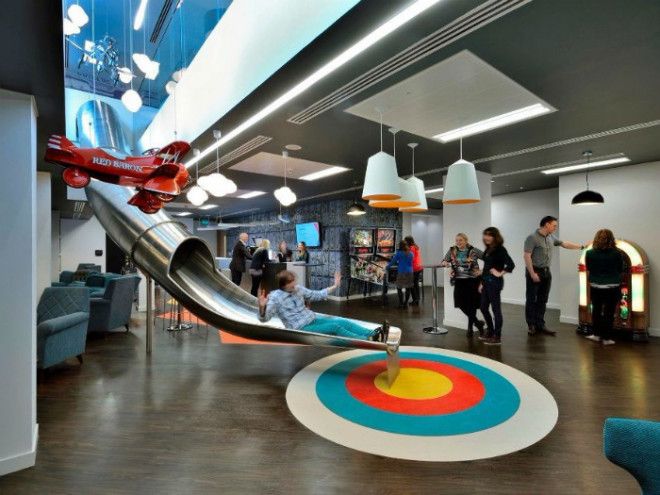 Офисное помещение с горкой и игровыми автоматами