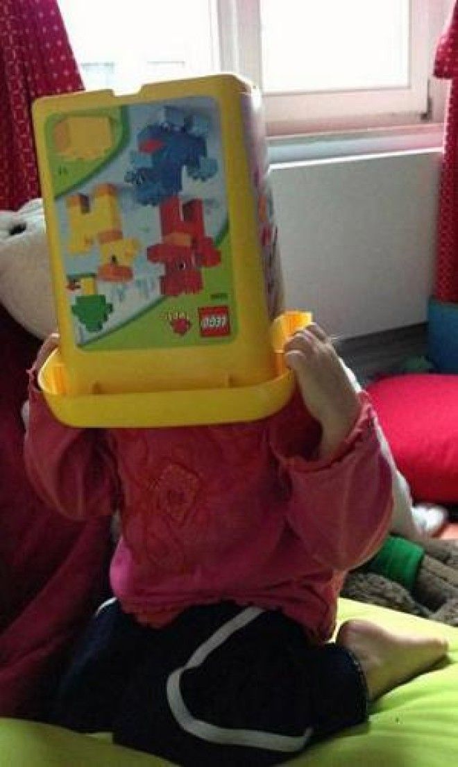 11 забавных фото детишек и зверушек которые не научились играть в прятки