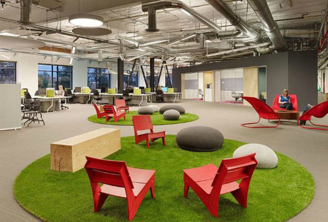 Креативное рабочее пространство с зелеными коврами