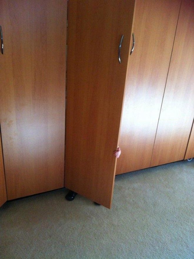 11 забавных фото детишек и зверушек которые не научились играть в прятки