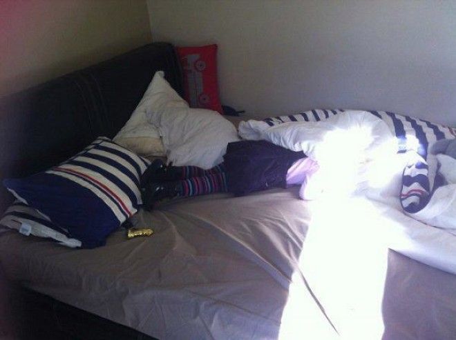 11 забавных фото детишек и зверушек которые не научились играть в прятки