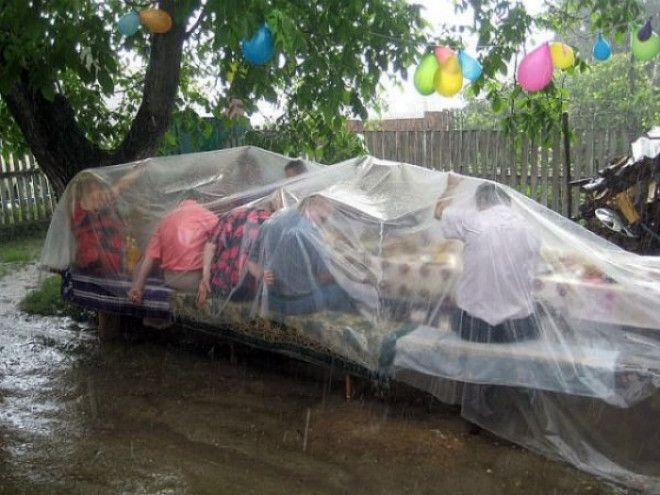 Праздник под проливным дождем