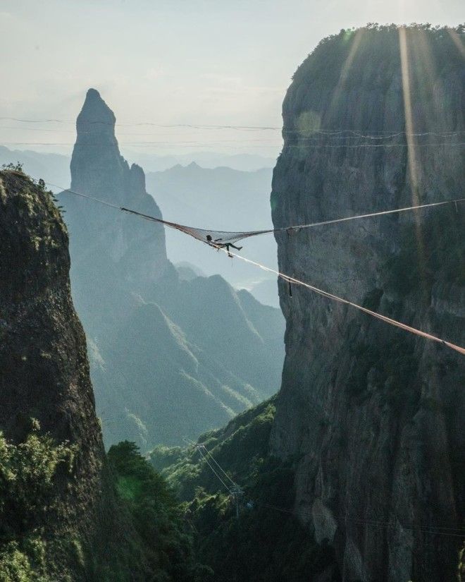 Безумные трюки которые заставят ваше сердце сжаться от ужаса адреналин адреналиновый спорт над пропастью по канату спорт хайлайнинг экстремалы экстремальное хобби