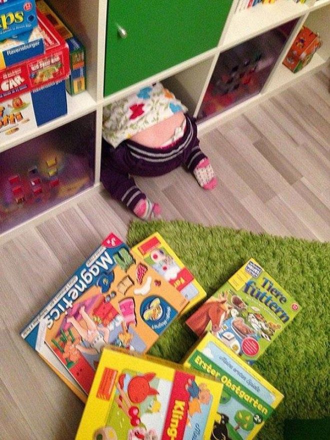 11 забавных фото детишек и зверушек которые не научились играть в прятки