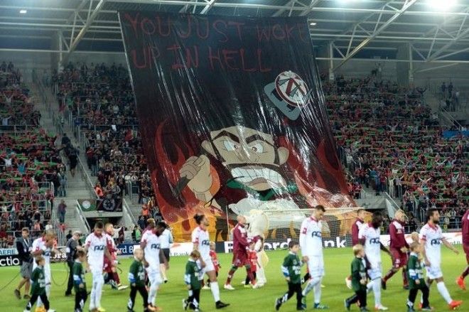 10 самых запоминающихся баннеров в мировом футболе 