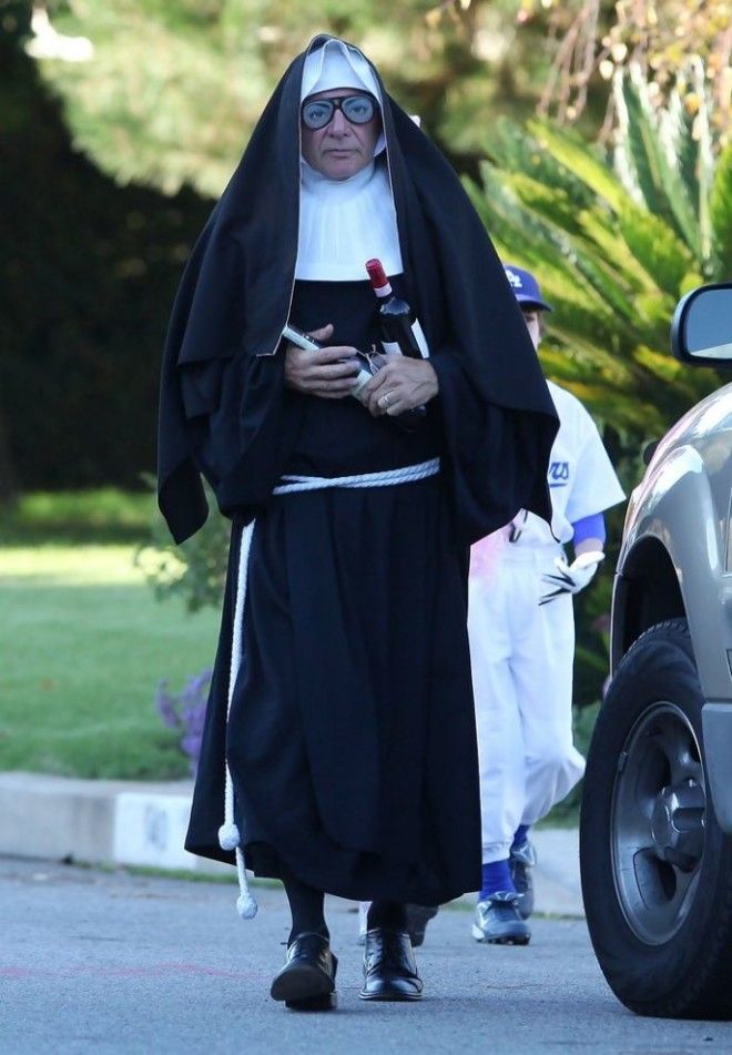 Театр абсурда 11 самых нелепых костюмов звезд на Хэллоуин