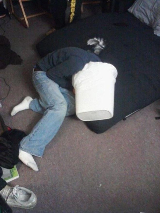 Пьяные люди прилегли немного отдохнуть