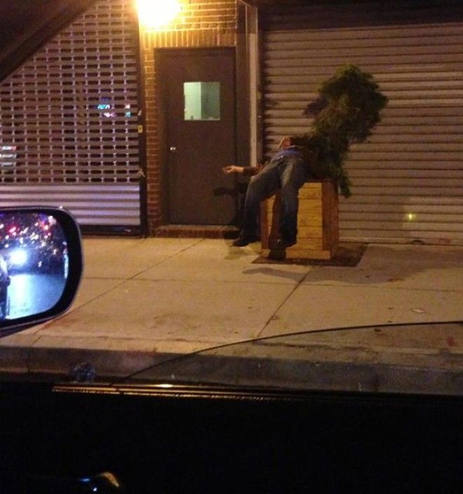 Пьяные люди прилегли немного отдохнуть