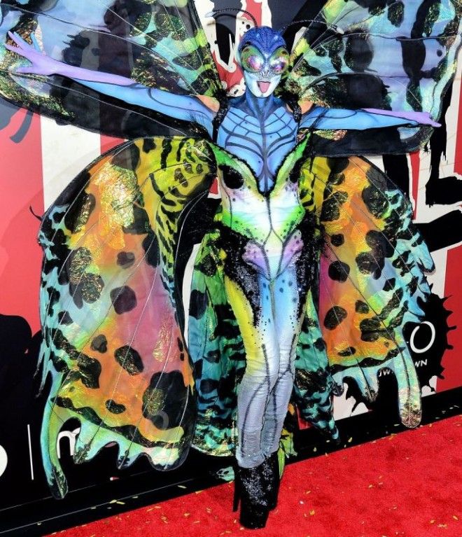 Театр абсурда 11 самых нелепых костюмов звезд на Хэллоуин