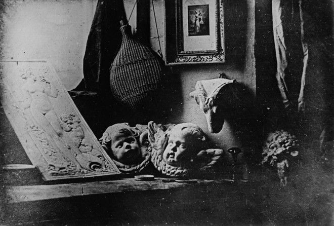 Термин «фотография» появился в начале XIX века, но история этого вида искусства уходит своими корнями в куда более давние времена