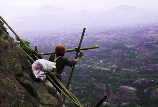 Вы всё ещё жалуетесь на вашу работу? Посмотрите как работают они!